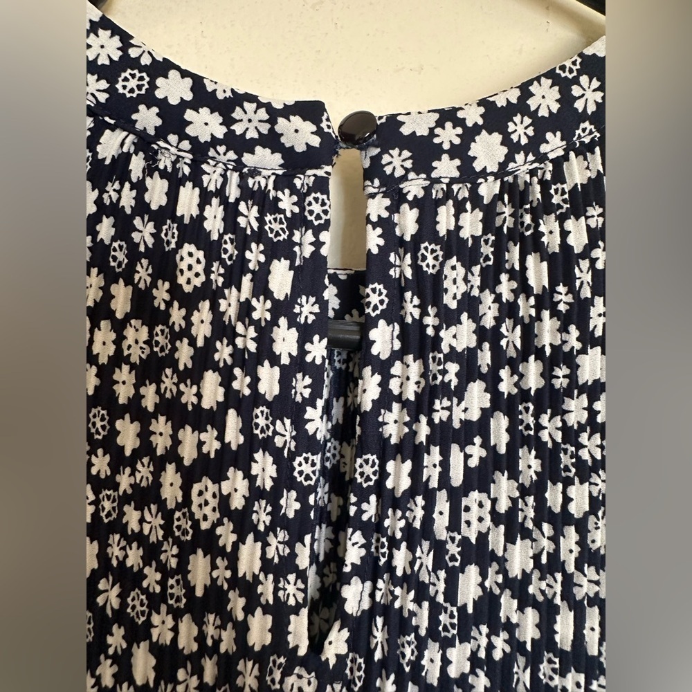 Adrianna Papell Navy/Ivory Round Neck Floral
Pleated Sleeveless Blouse Medium - Picture 7 of 11